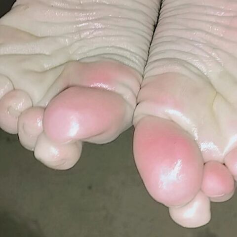 Feet Queen Platform