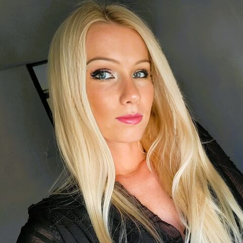 Virgin blonde Sara