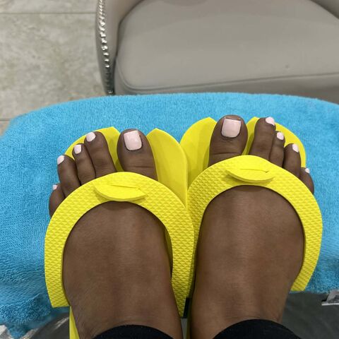 Carmel MILF Pretty Feet
